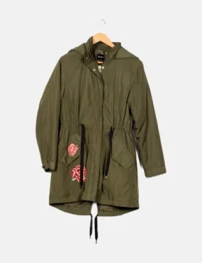 Stradivarius Parka verde detalle floral